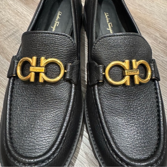 Salvatore Ferragamo Rolo Gancini Logo Embellished Textured Pebble Leather Loafer - Picture 5 of 14